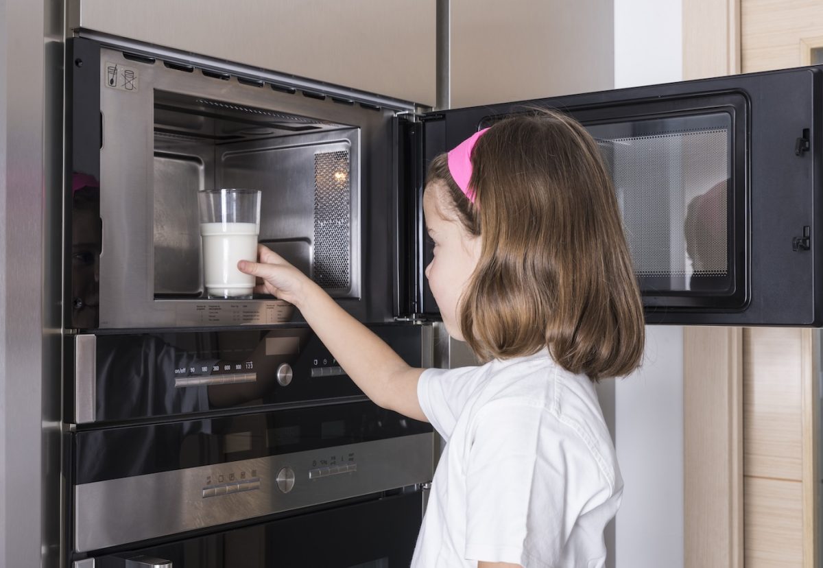 Que no debes meter en el microondas. ¡Cuidado con calentar agua!
