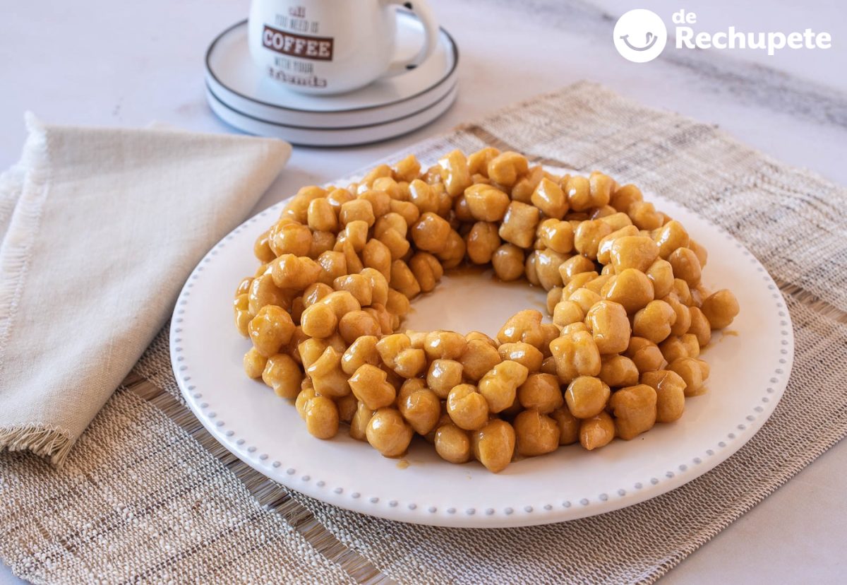 Nuégados manchegos. Dulce típico manchego bañado en caramelo