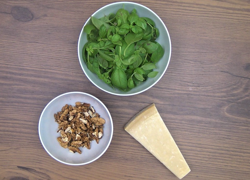 Pesto con nueces. Salsa italiana muy fácil y barata