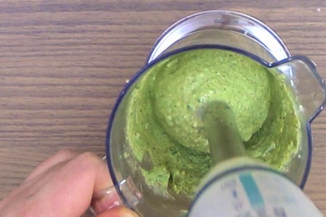 Pesto con nueces. Salsa italiana muy fácil y barata