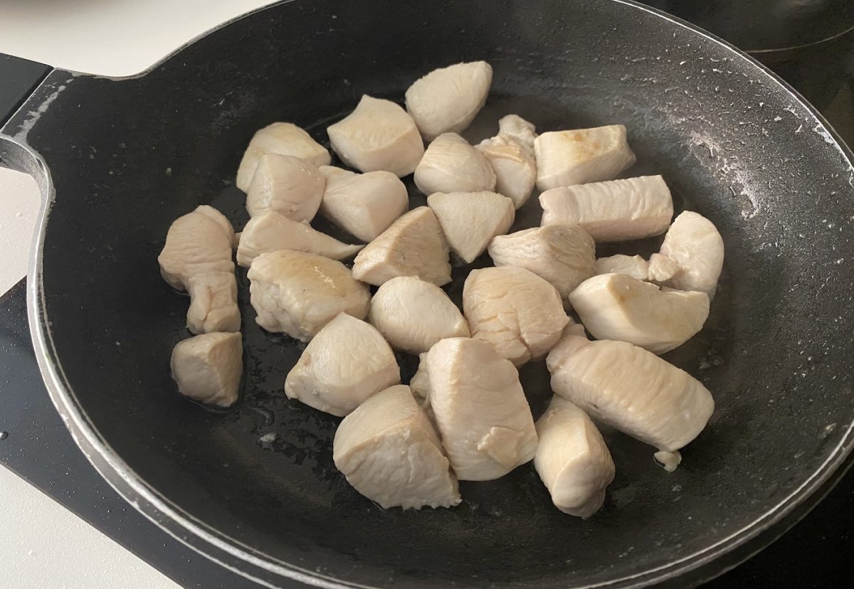 Pollo Nixon. Una receta jugosa con crema de champiñones y brócoli