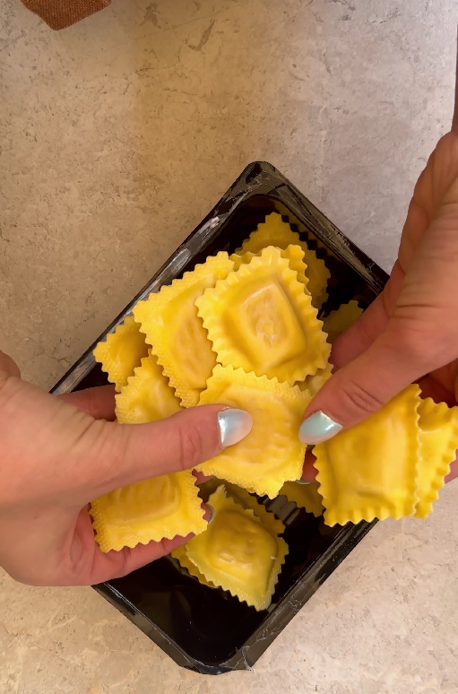 Raviolis rellenos de calabaza en salsa de puerros asados y miel