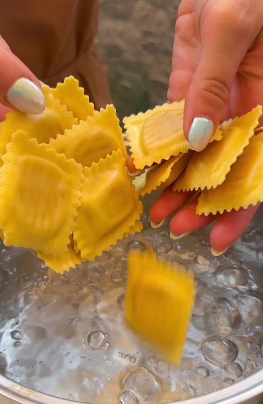 Raviolis rellenos de calabaza en salsa de puerros asados y miel