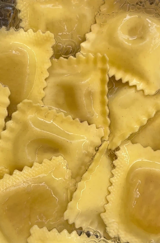 Raviolis rellenos de calabaza en salsa de puerros asados y miel