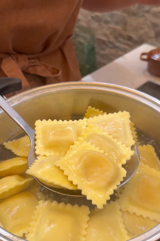 Raviolis rellenos de calabaza en salsa de puerros asados y miel
