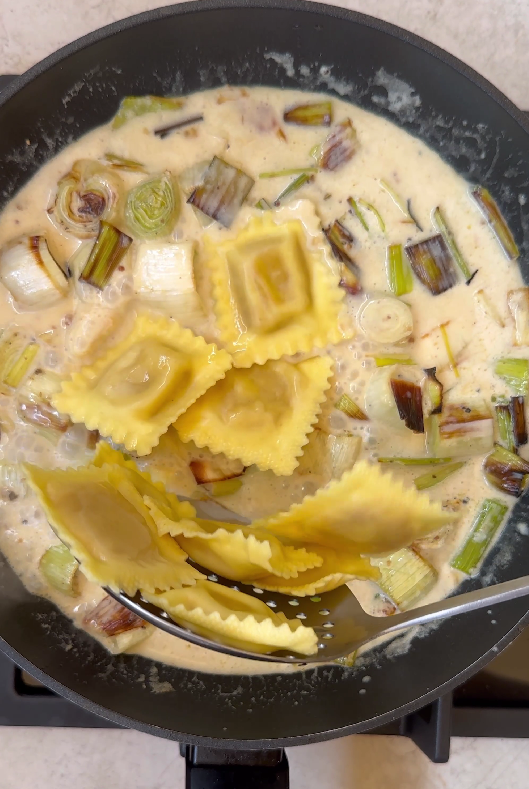 Raviolis rellenos de calabaza en salsa de puerros asados y miel