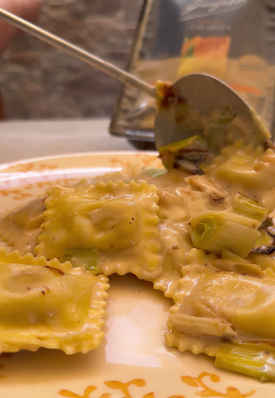 Raviolis rellenos de calabaza en salsa de puerros asados y miel
