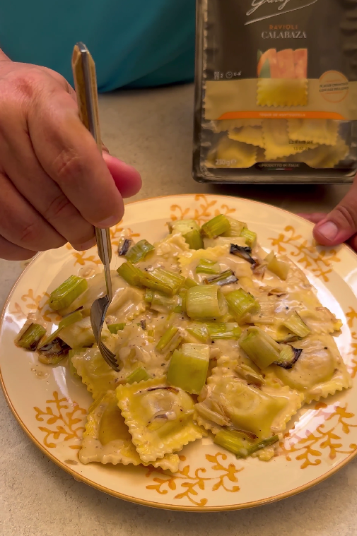 Raviolis rellenos de calabaza en salsa de puerros asados y miel