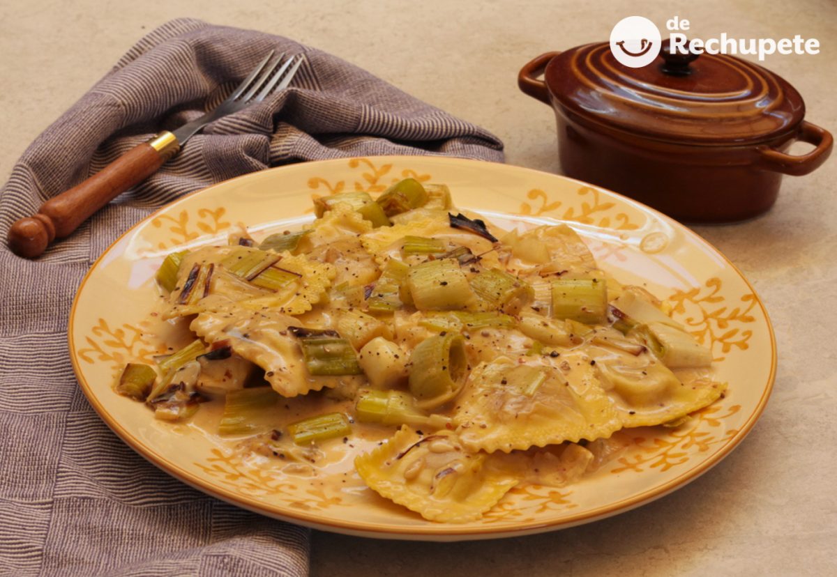 Raviolis rellenos de calabaza en salsa de puerros asados y miel