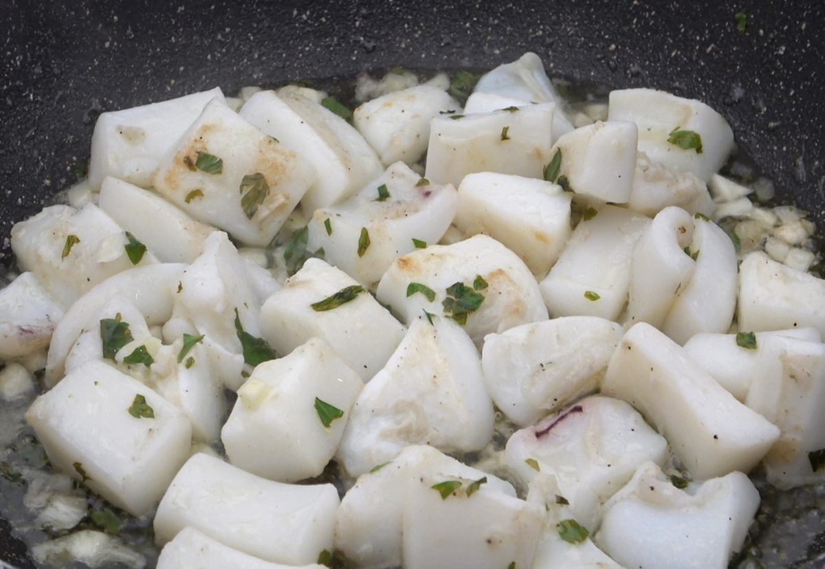 Sepia a la plancha con ajo y perejil. Una receta lista en 10 minutos