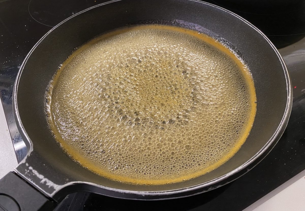 Nuégados manchegos. Dulce típico manchego bañado en caramelo