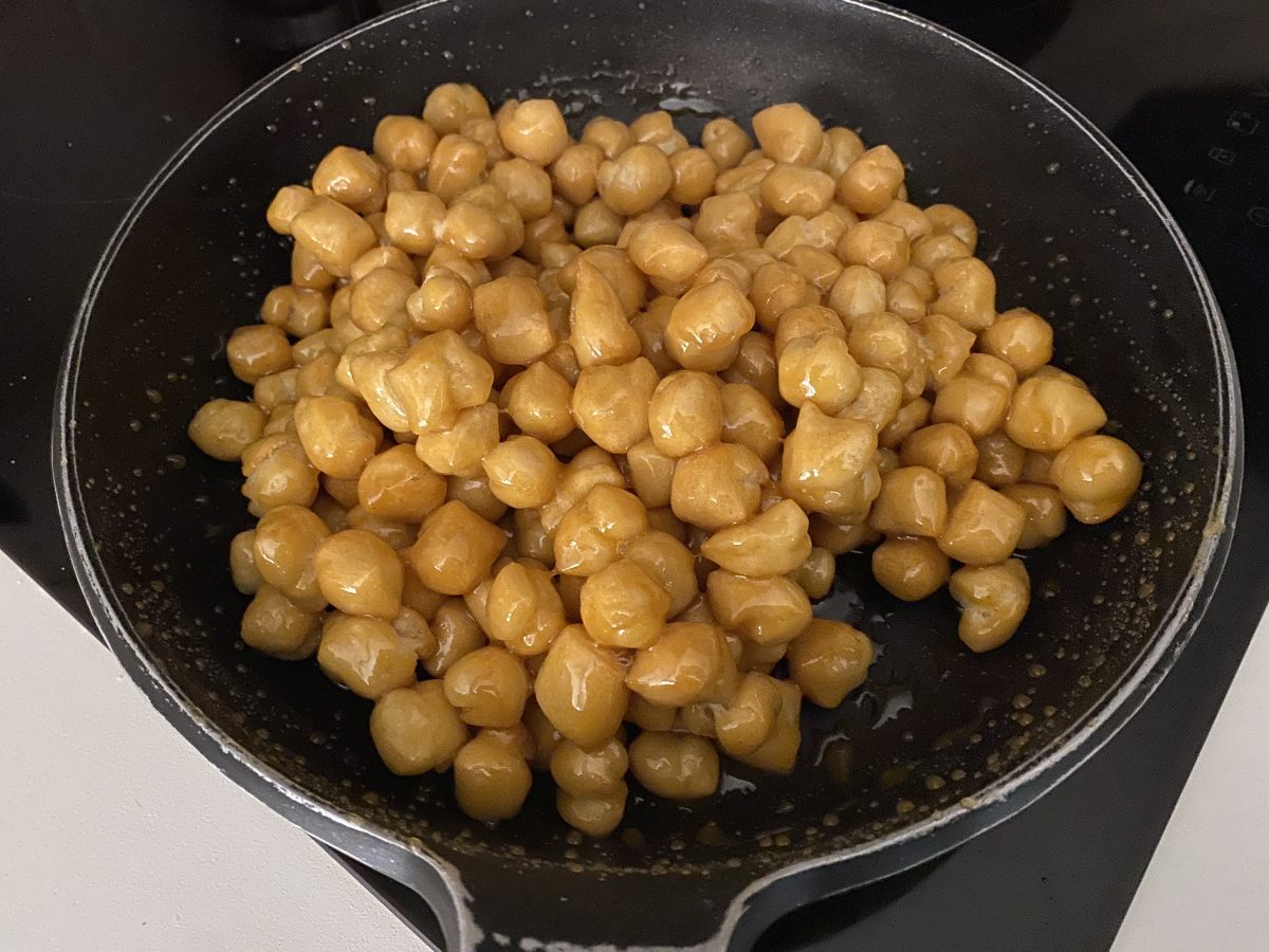 Nuégados manchegos. Dulce típico manchego bañado en caramelo