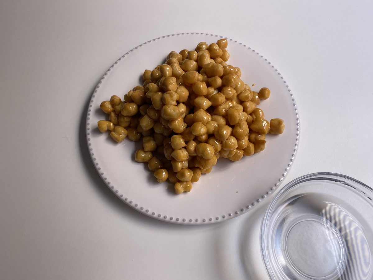 Nuégados manchegos. Dulce típico manchego bañado en caramelo