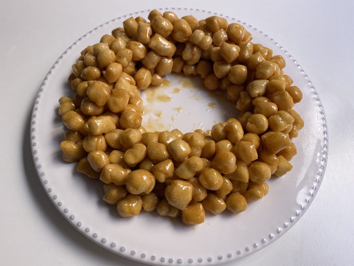 Nuégados manchegos. Dulce típico manchego bañado en caramelo