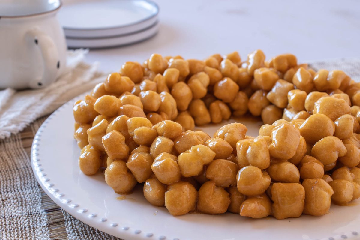 Nuégados manchegos. Dulce típico manchego bañado en caramelo
