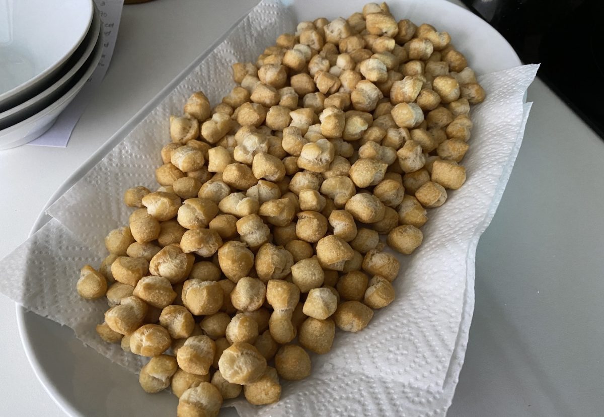 Nuégados manchegos. Dulce típico manchego bañado en caramelo