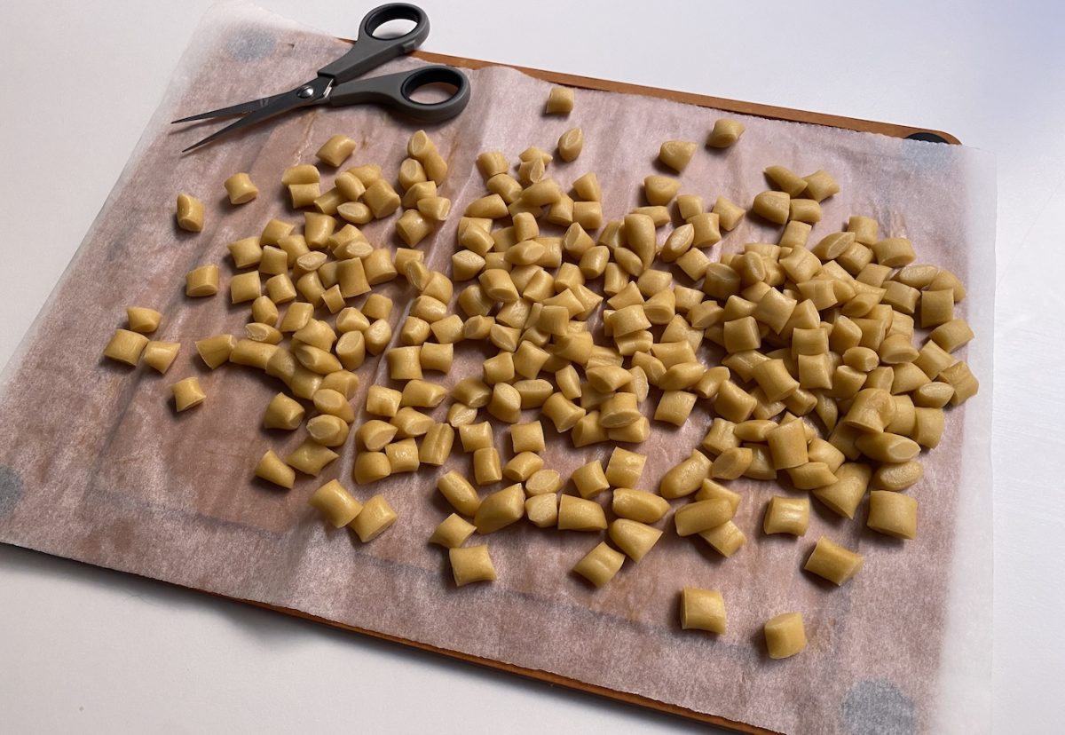 Nuégados manchegos. Dulce típico manchego bañado en caramelo