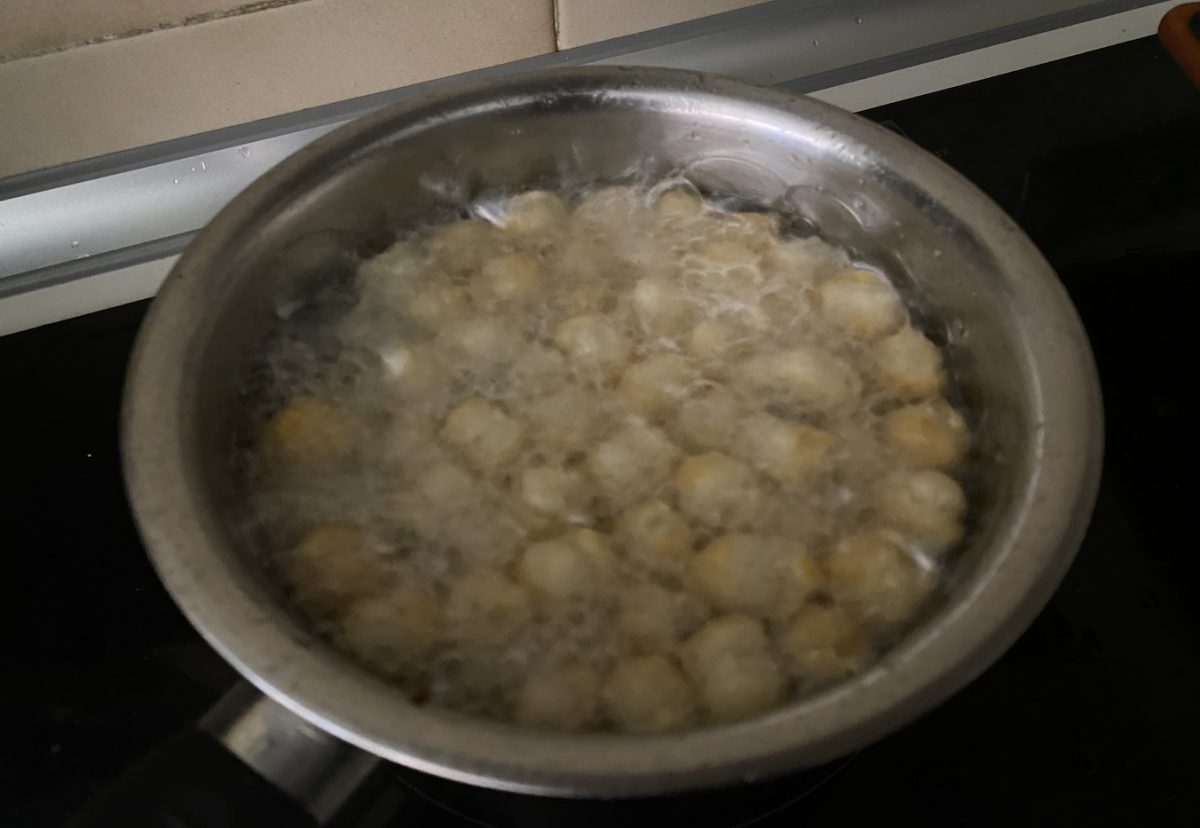 Nuégados manchegos. Dulce típico manchego bañado en caramelo