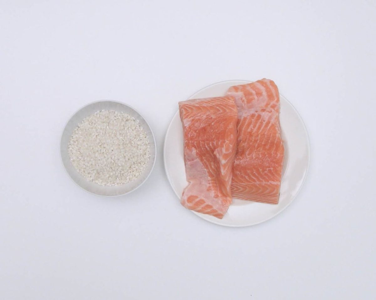 Poke de salmón. Receta de arroz hawaiana saludable deliciosa