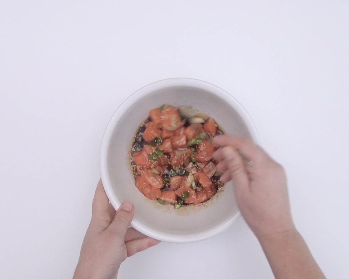 Poke de salmón. Receta de arroz hawaiana saludable deliciosa