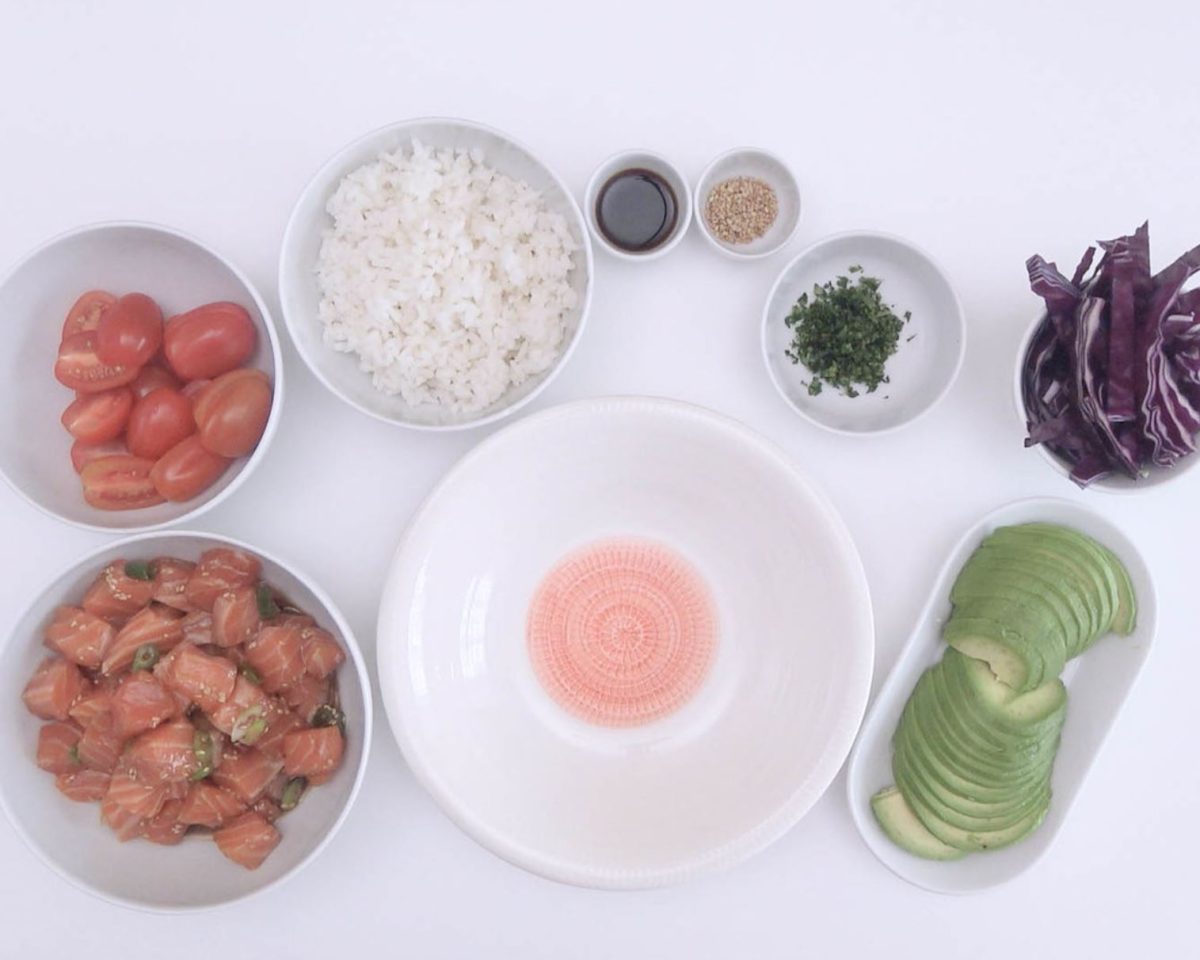 Poke de salmón. Receta de arroz hawaiana saludable deliciosa