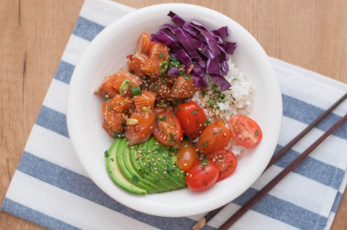Poke de salmón. Receta de arroz hawaiana saludable deliciosa