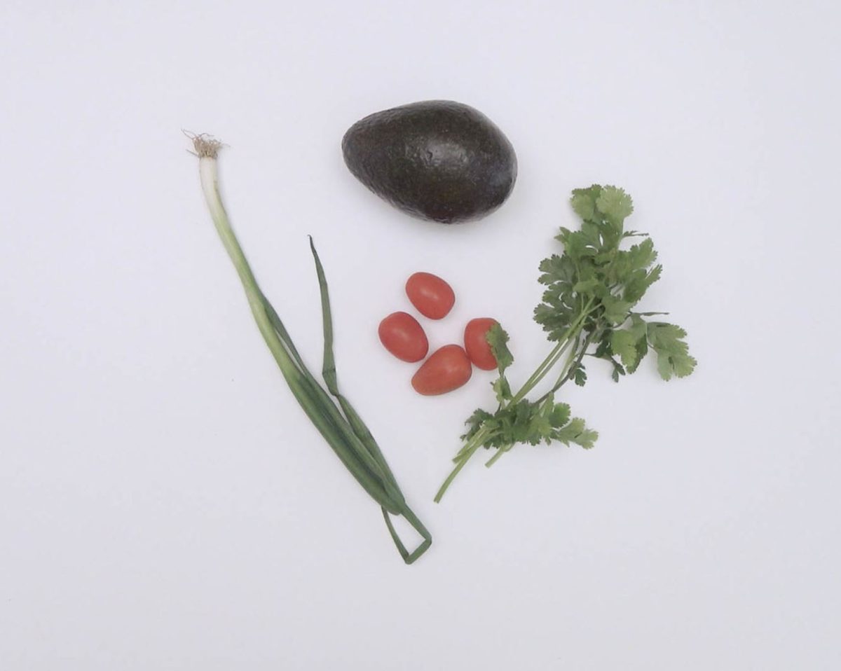 Poke de salmón. Receta de arroz hawaiana saludable deliciosa