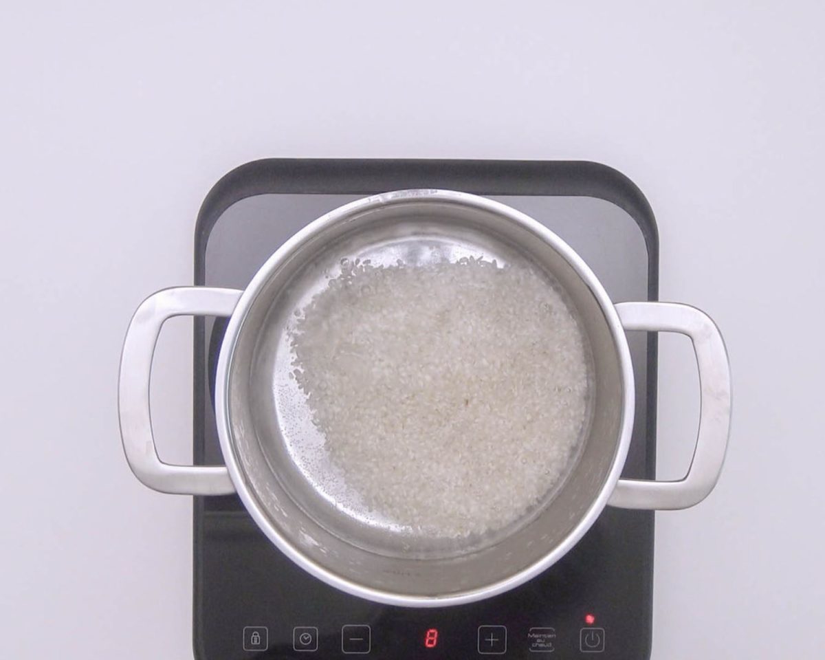 Poke de salmón. Receta de arroz hawaiana saludable deliciosa