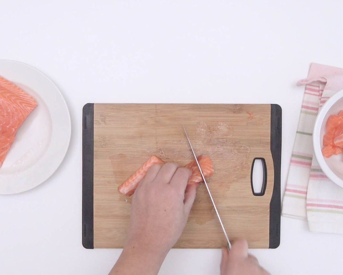 Poke de salmón. Receta de arroz hawaiana saludable deliciosa