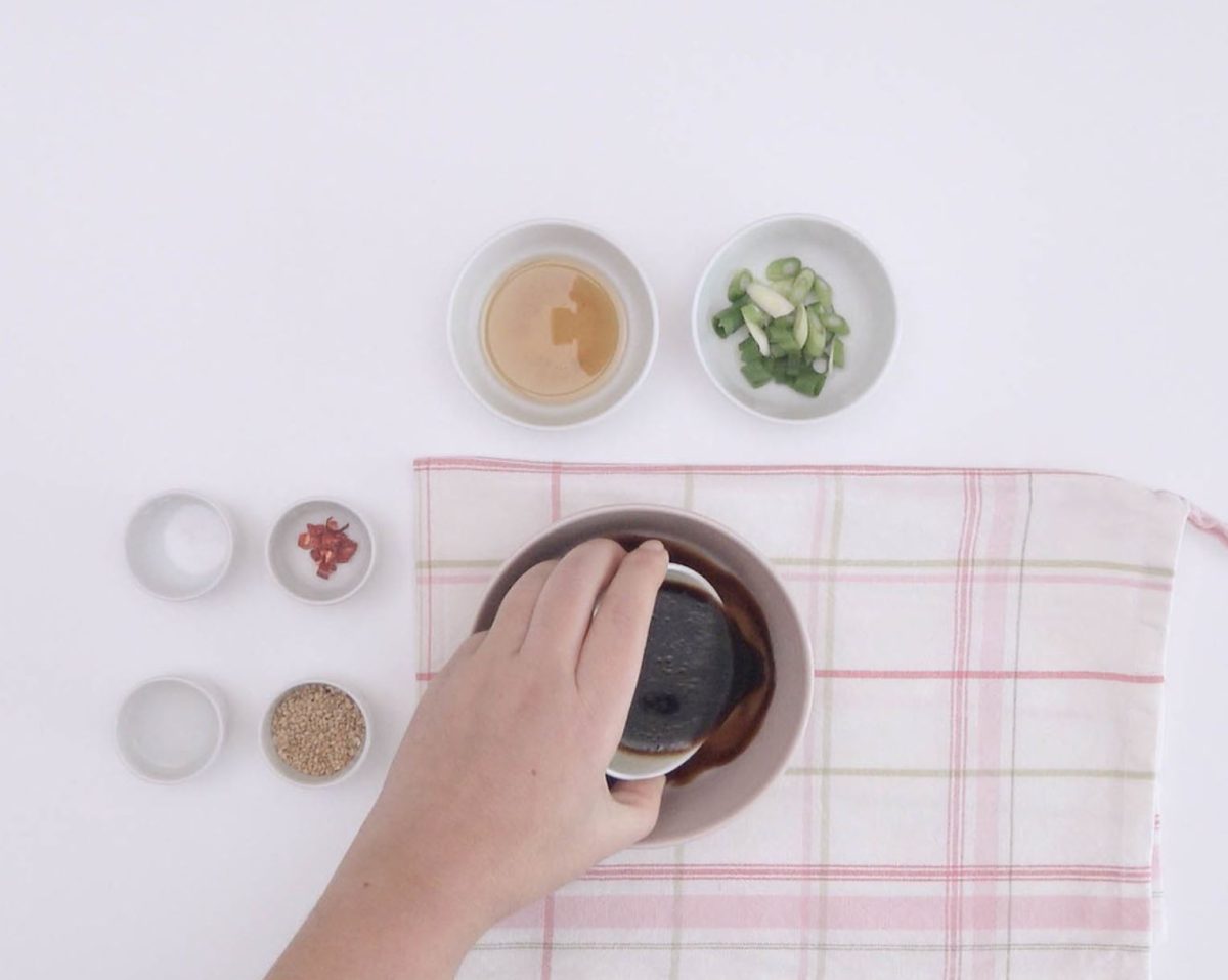 Poke de salmón. Receta de arroz hawaiana saludable deliciosa