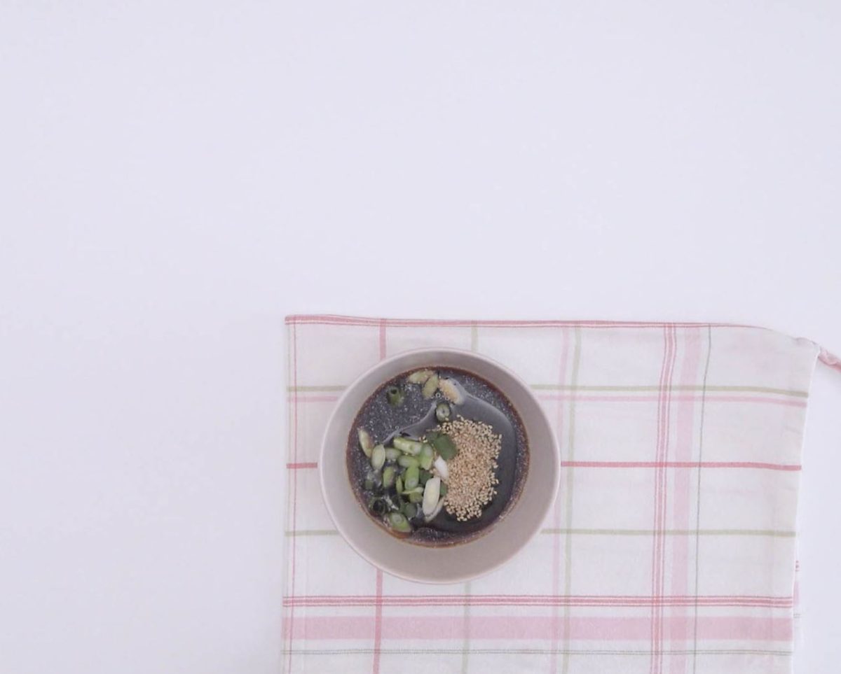 Poke de salmón. Receta de arroz hawaiana saludable deliciosa