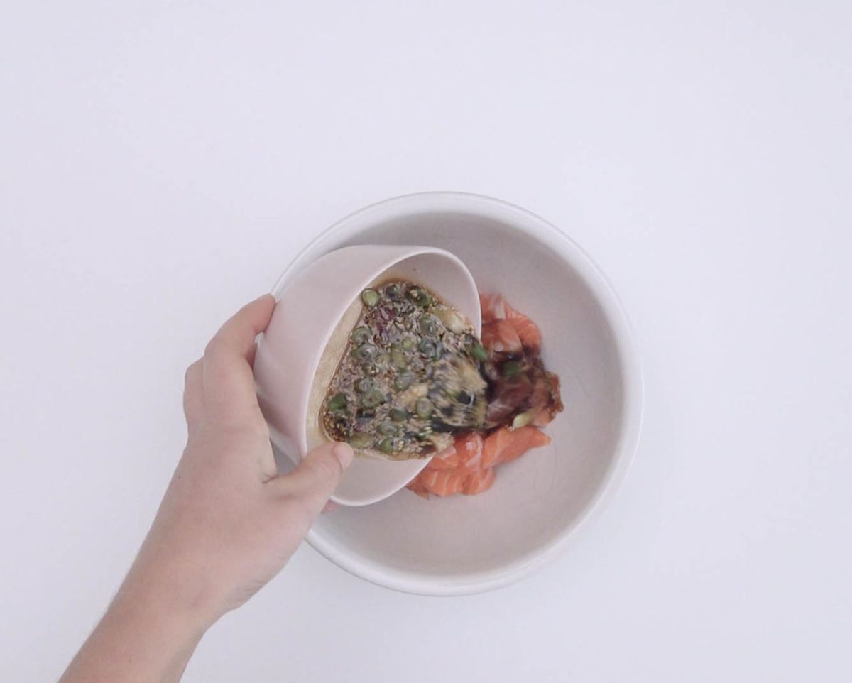 Poke de salmón. Receta de arroz hawaiana saludable deliciosa