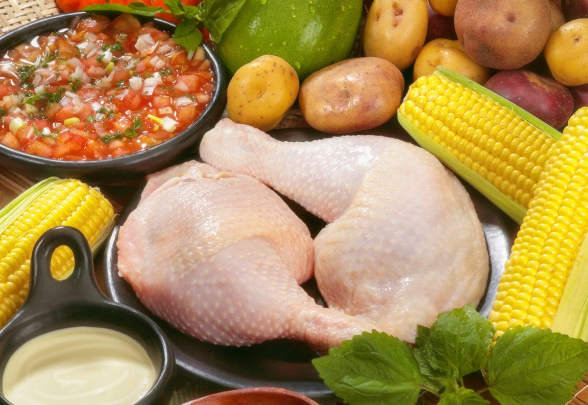 Ajiaco. La sopa colombiana de patata, pollo y maíz
