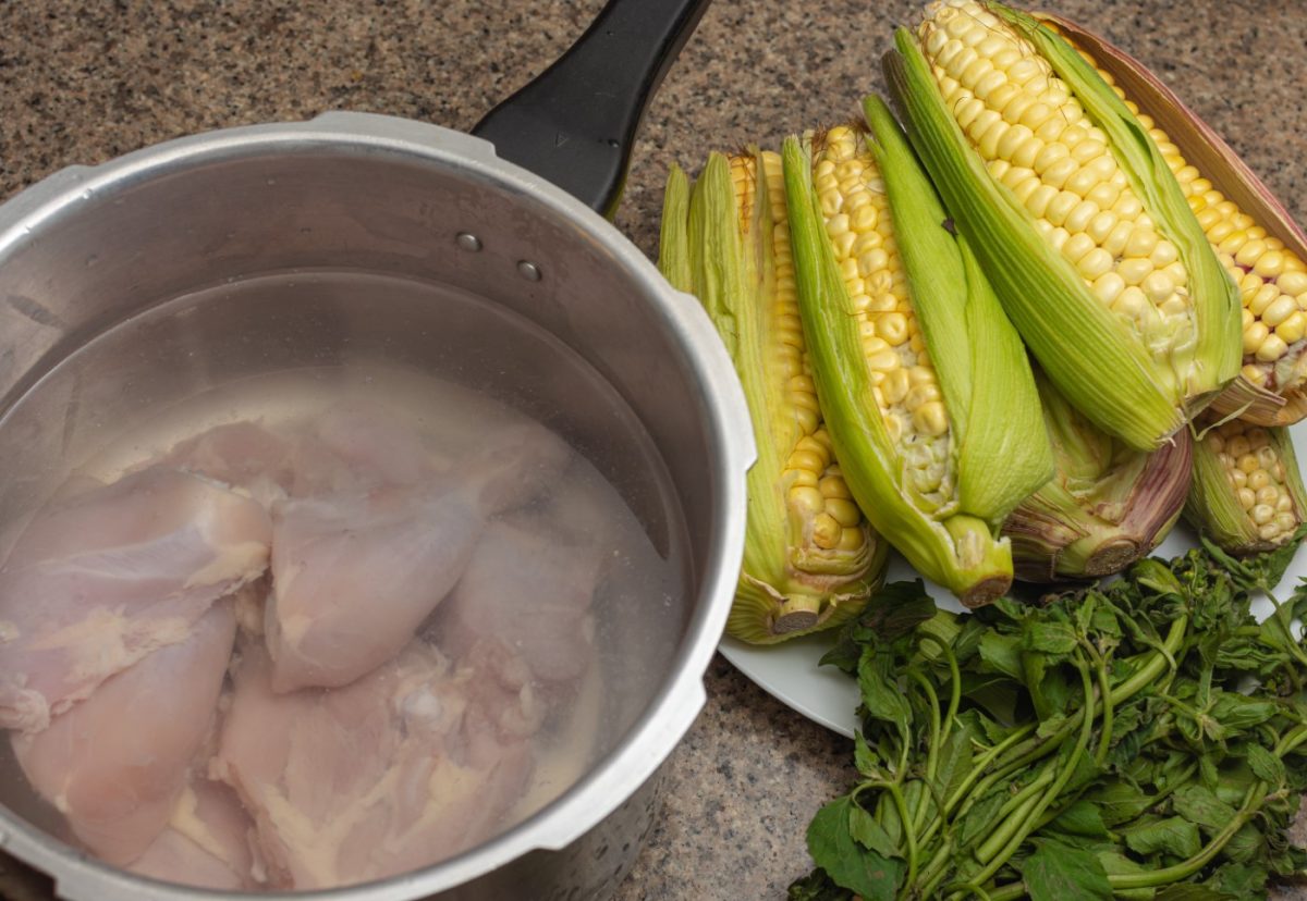 Ajiaco. La sopa colombiana de patata, pollo y maíz