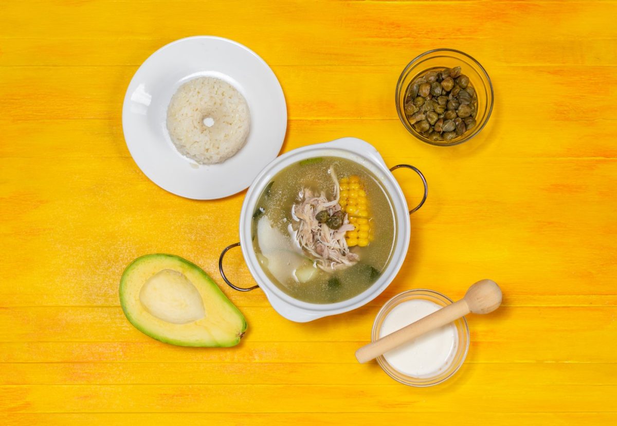 Ajiaco. La sopa colombiana de patata, pollo y maíz