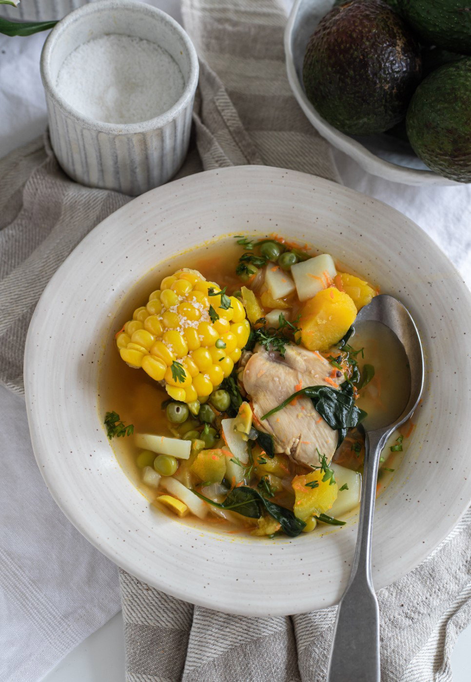 Ajiaco. La sopa colombiana de patata, pollo y maíz