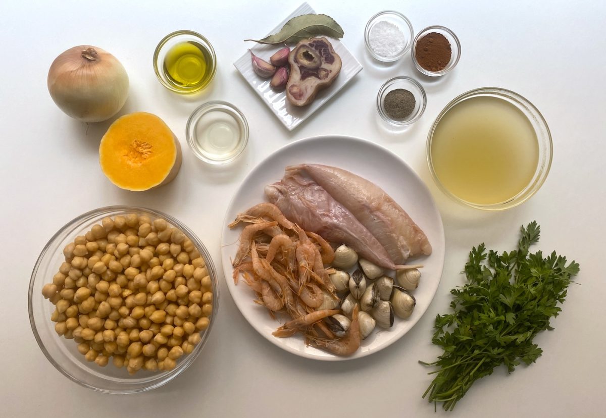 Caldero de garbanzos, rape, almejas y gambas