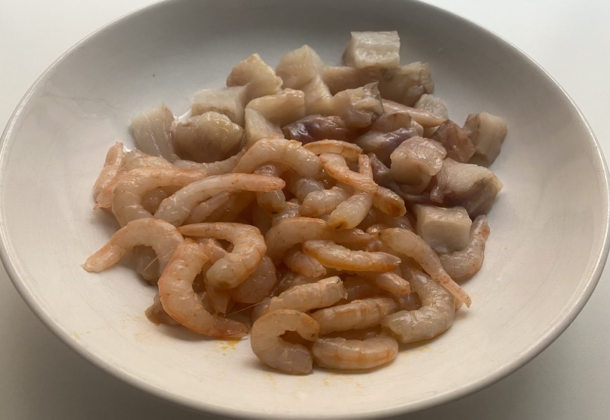 Caldero de garbanzos, rape, almejas y gambas