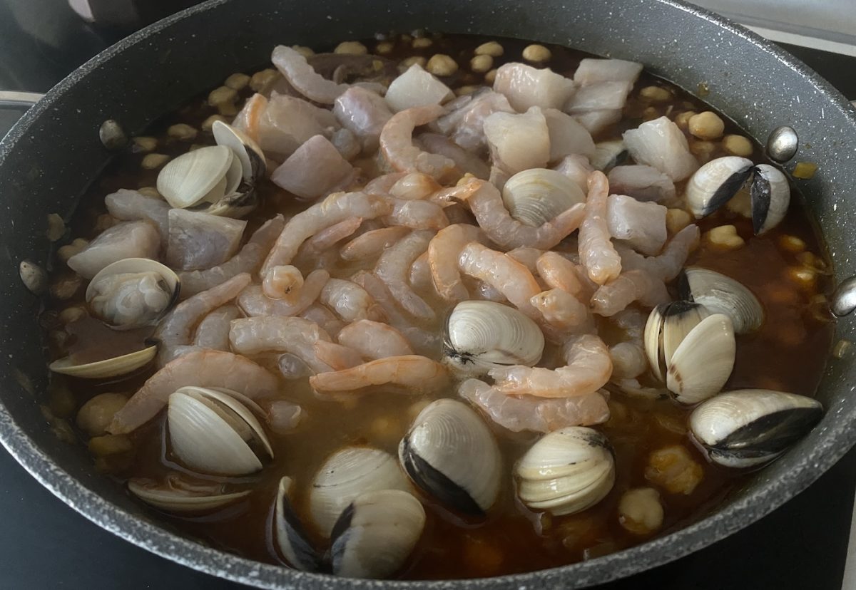 Caldero de garbanzos, rape, almejas y gambas