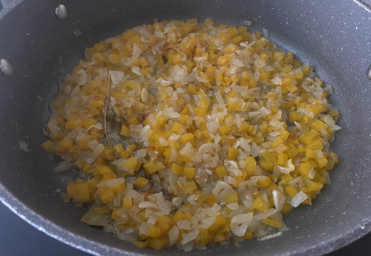 Caldero de garbanzos, rape, almejas y gambas