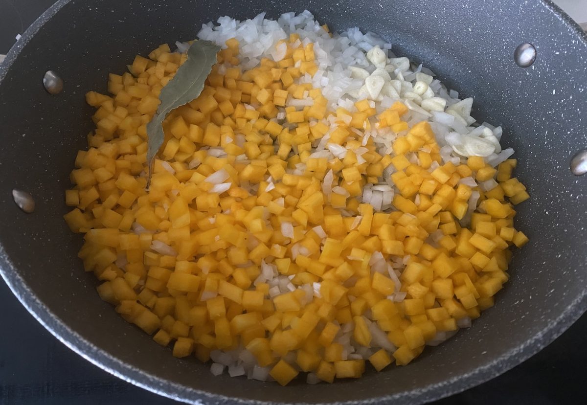 Caldero de garbanzos, rape, almejas y gambas