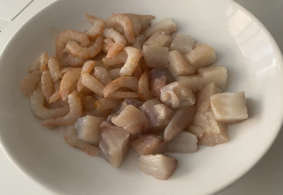 Caldero de garbanzos, rape, almejas y gambas