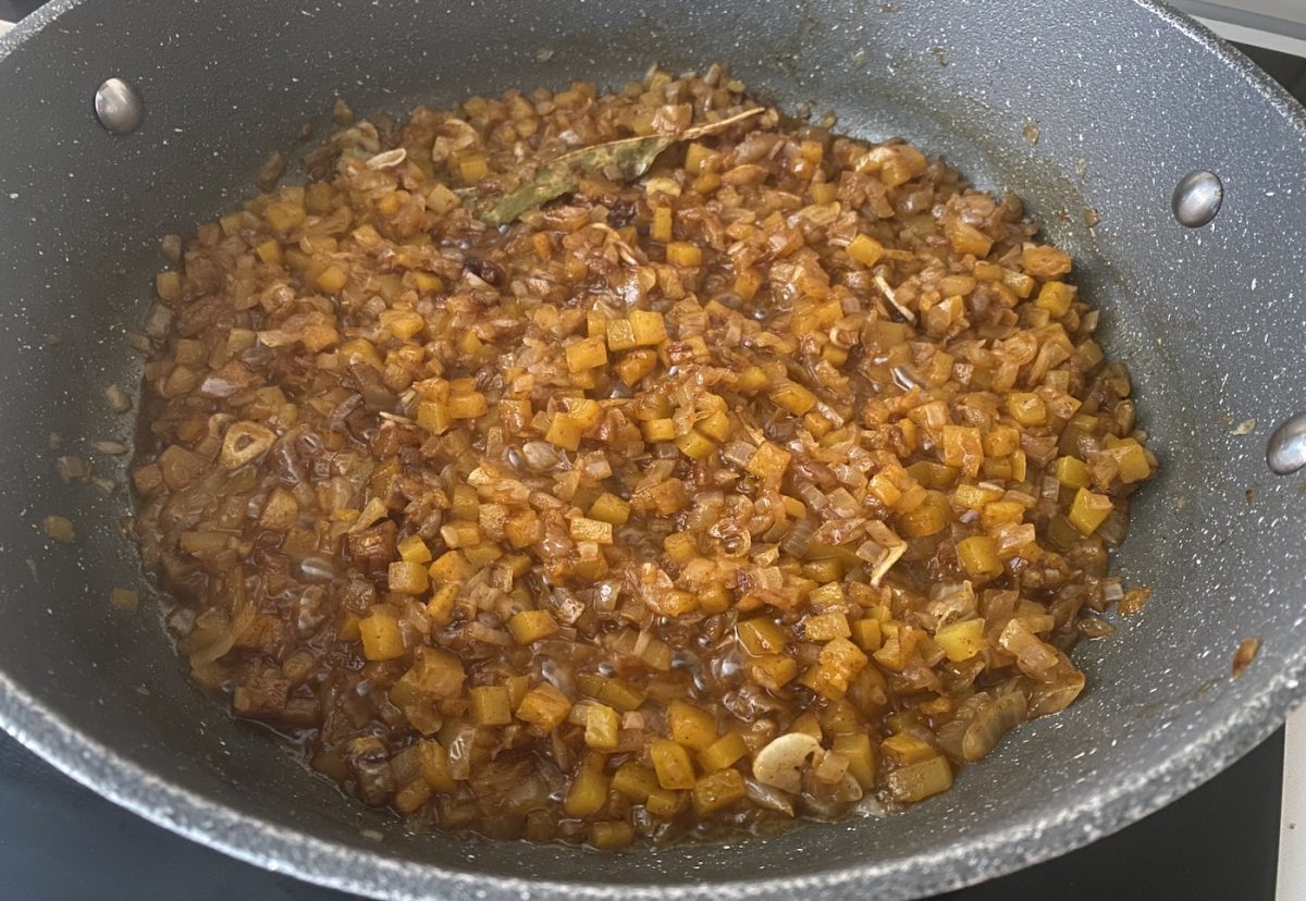 Caldero de garbanzos, rape, almejas y gambas