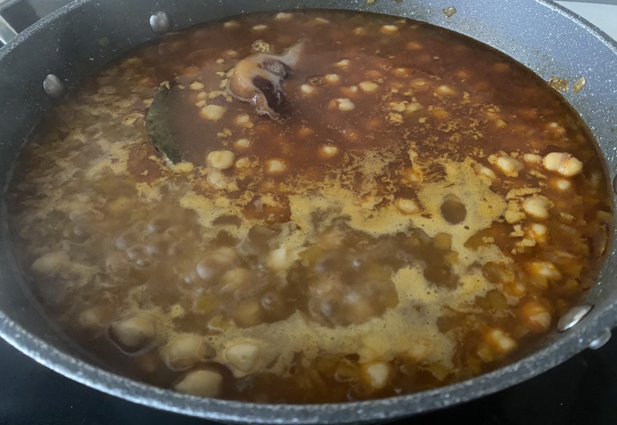 Caldero de garbanzos, rape, almejas y gambas