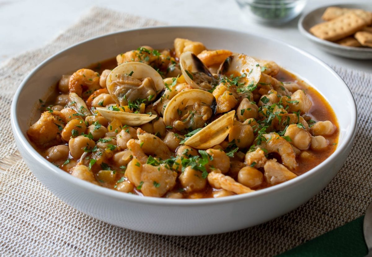 Caldero de garbanzos, rape, almejas y gambas