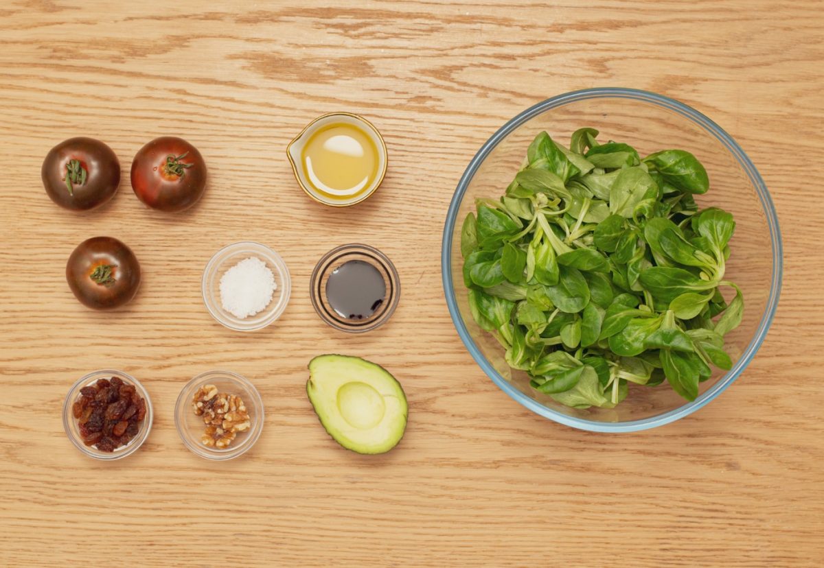 Ensalada de canónigos con frutos secos y aguacate