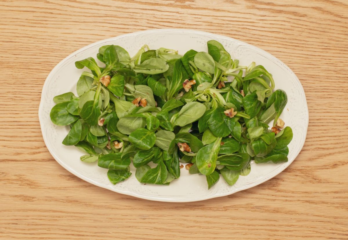 Ensalada de canónigos con frutos secos y aguacate