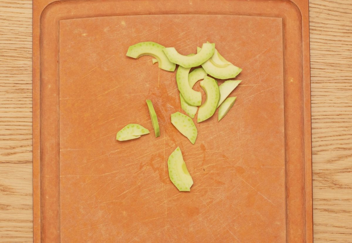 Ensalada de canónigos con frutos secos y aguacate