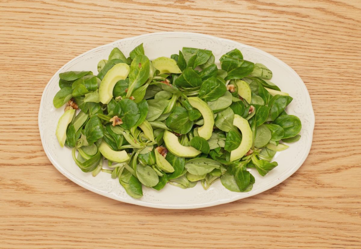 Ensalada de canónigos con frutos secos y aguacate