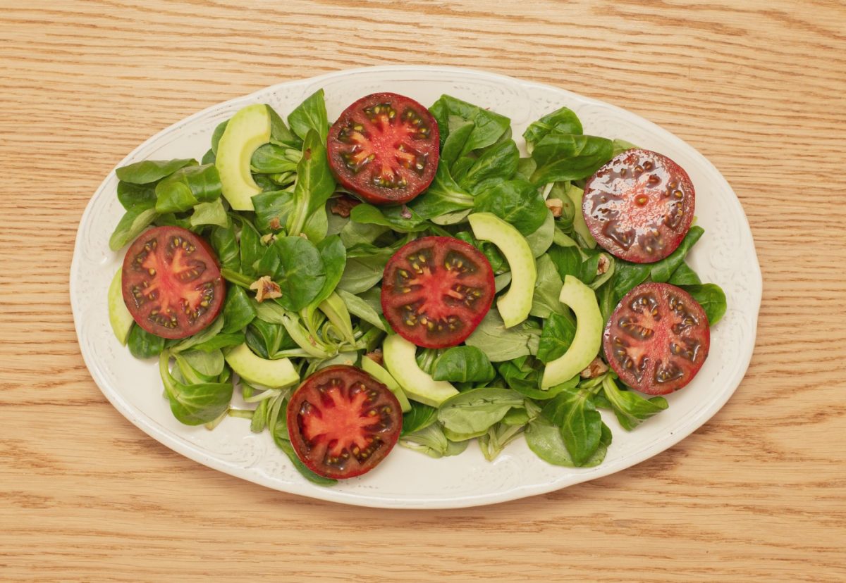 Ensalada de canónigos con frutos secos y aguacate